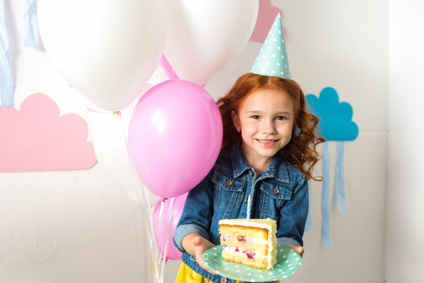 Tyttö tilalla syntymäpäivä kakku
 - Valokuva, kuva