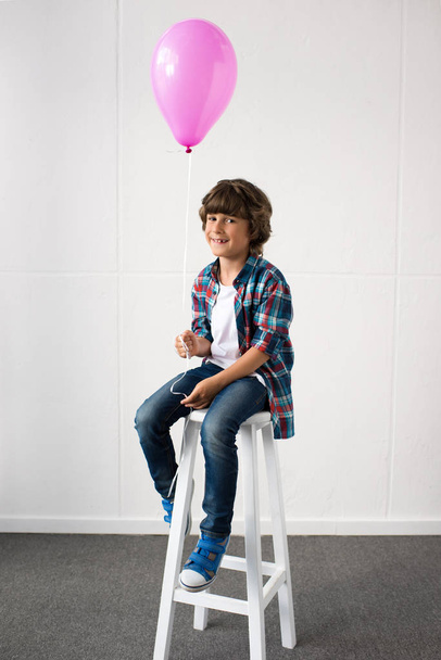 malý chlapec hospodářství balón  - Fotografie, Obrázek