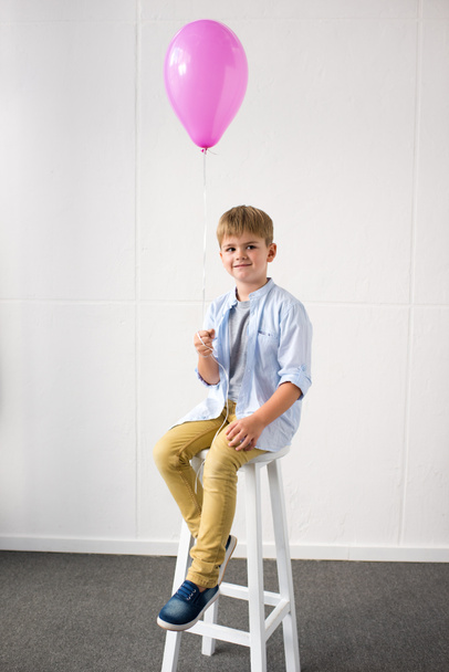 маленький мальчик держит воздушный шар
  - Фото, изображение
