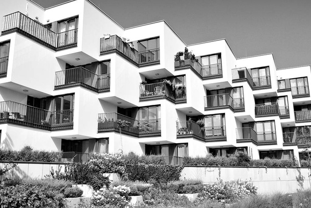  Moderno, edificio de apartamentos de lujo.Blanco y negro
. - Foto, imagen