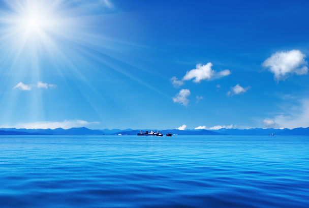 Ciel bleu et océan
 - Photo, image