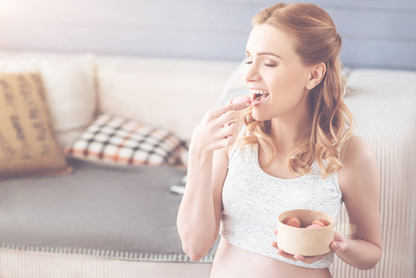pregnant woman eating macaroons - Zdjęcie, obraz