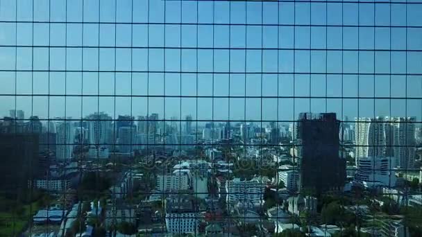 4K Veduta aerea del moderno edificio vetrato con riflesso della città
 - Filmati, video