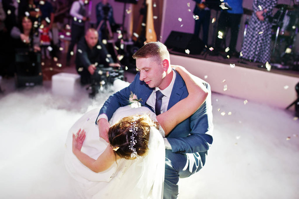 Casal recém-casado dançando em sua festa de casamento com pesado s
 - Foto, Imagem