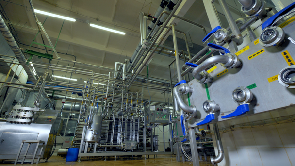Una vista a distanza a tutte le apparecchiature di tubazioni all'interno di un laboratorio lattiero-caseario. 4K
. - Filmati, video