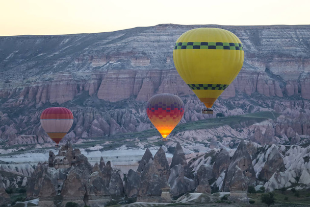 Hete lucht ballonnen in Cappadocië valleien - Foto, afbeelding