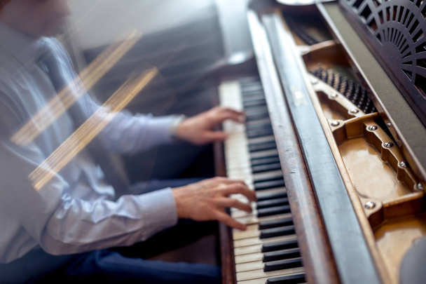 Μουσικός παίζει πιάνο στην εκκλησία με vintage φίλτρο. - Φωτογραφία, εικόνα