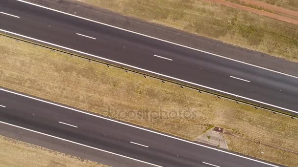Widok z góry z autostrady w obszar wiejski - Materiał filmowy, wideo