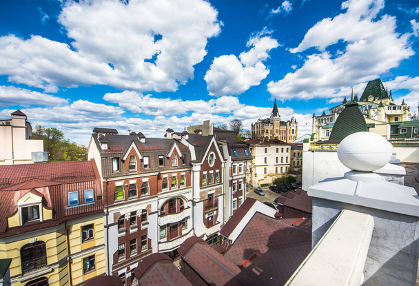 Vozdvizhenka elitarnej dzielnicy w Kijowie, Ukraina. Widok z góry na dachach budynków. - Zdjęcie, obraz