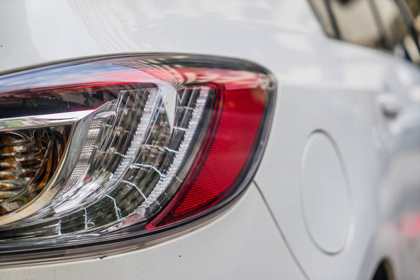 Focus close-up van auto achterste lichte witte kleur - Foto, afbeelding