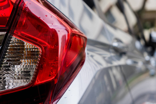 Focus close-up van auto achterste licht zilver grijze kleur - Foto, afbeelding