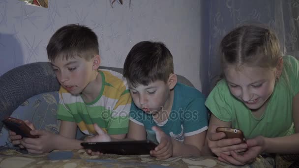 Kinder spielen mit dem Tablet - Filmmaterial, Video