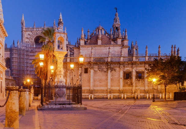 Sevilla. Plaza de la Virgen los Reyes. - Photo, Image