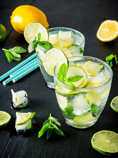 Frisse citrus limonade in glazen  - Foto, afbeelding