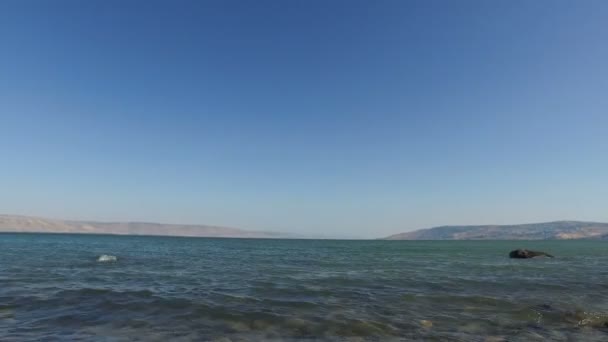 Choppy Water of Sea of Galilee com céu claro e horizonte plano
  - Filmagem, Vídeo