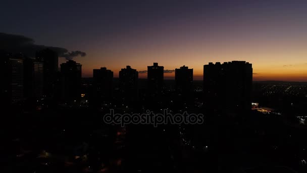 Zonsondergang achter de Skyline van de stad - silhouetten - Video