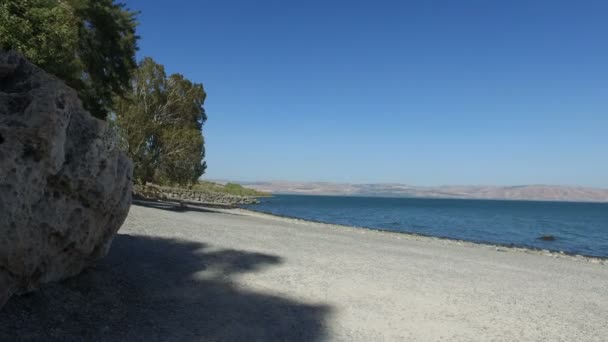 Andando para trás com o mar da Galiléia em primeiro plano
  - Filmagem, Vídeo