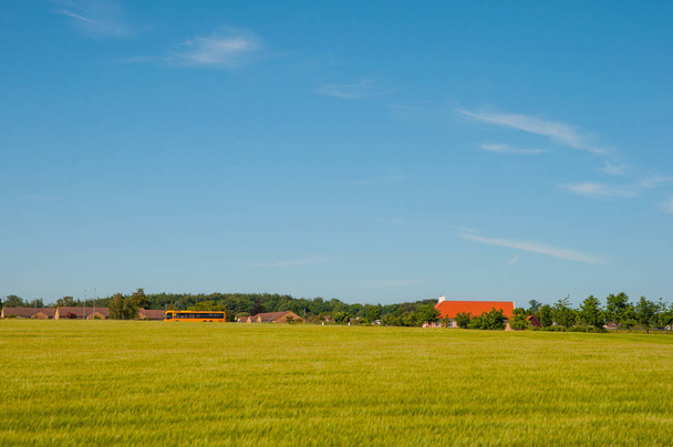 Paisagem agrícola dinamarquesa com céu azul
 - Foto, Imagem
