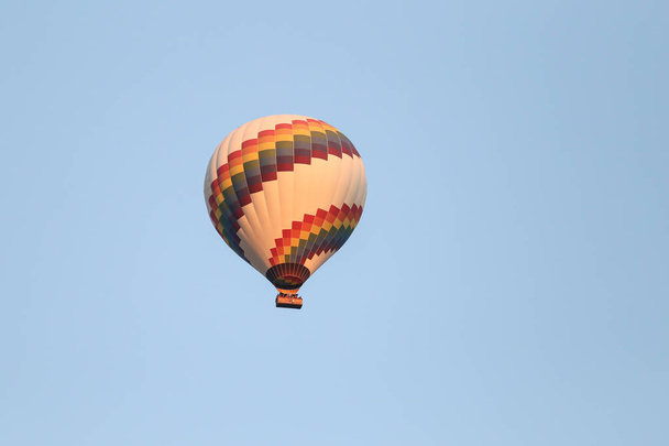 Sıcak hava balon üzerinde Göreme şehir - Fotoğraf, Görsel