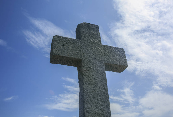Cruz de piedra en la isla de Cerdeña, Italia
 - Foto, imagen