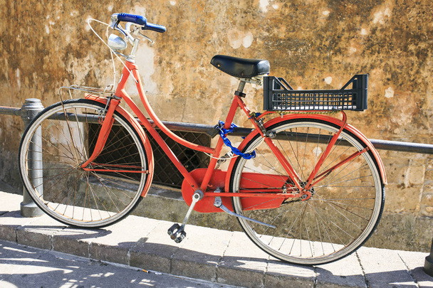 Винтажный велосипед припаркован на улице
 - Фото, изображение