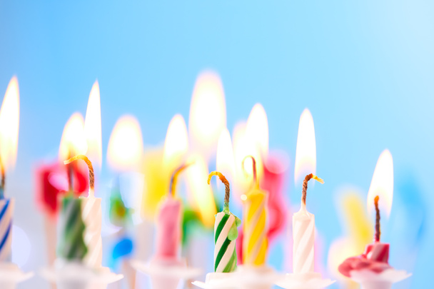 velas de cumpleaños coloridas - Foto, imagen