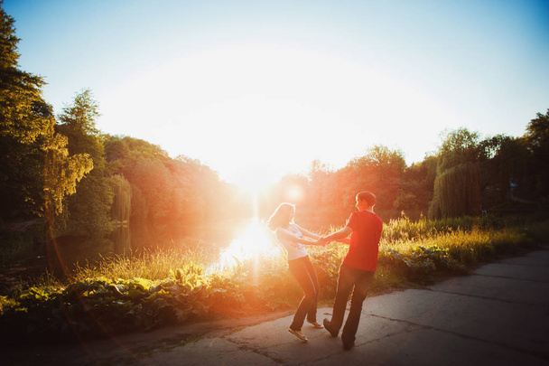 pareja enamorada caminando en el parque - Foto, imagen