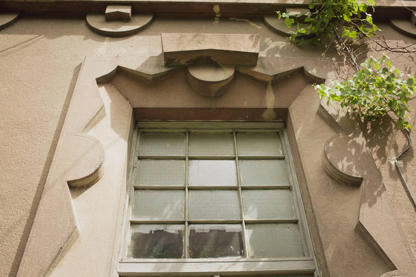 Stare drewniane okna i fasady z gałęzi drzew - Zdjęcie, obraz