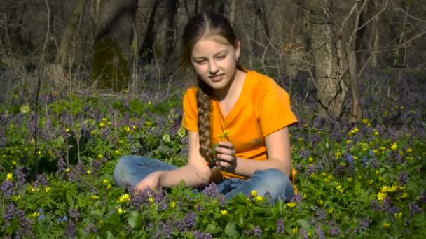 gyönyörű lány az erdőben - Felvétel, videó