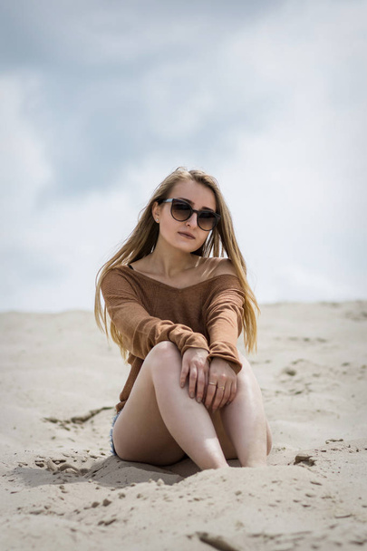 Mujer elegante en la playa de verano en un día caluroso
 - Foto, Imagen