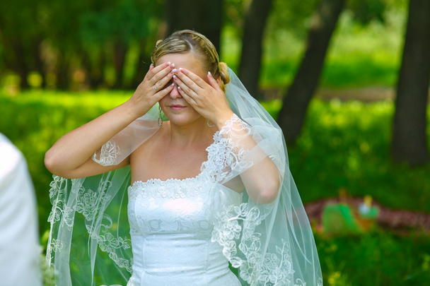 morsian nainen on sulkenut silmänsä käsillään yllätys, myste
 - Valokuva, kuva