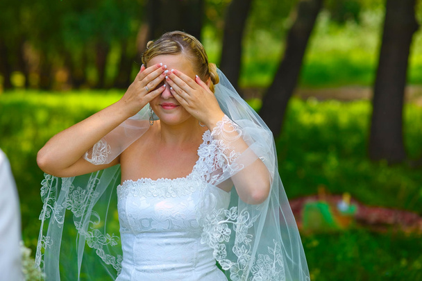 mariée femme a fermé les yeux avec ses mains pour la surprise, mystère
 - Photo, image