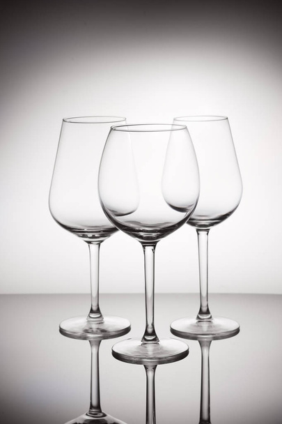 Bicchieri di vino su blu
 - Foto, immagini