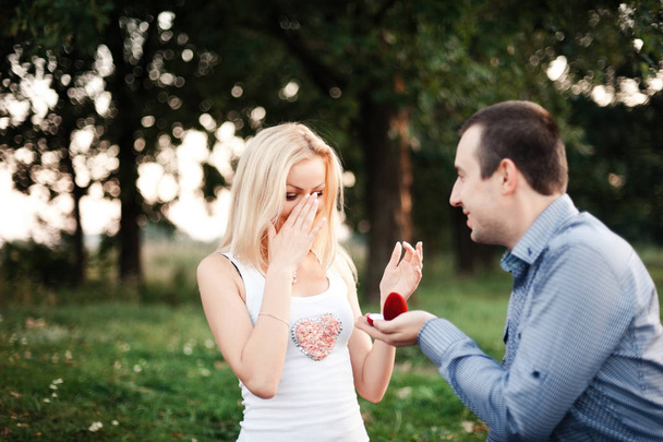 Mann macht Mädchen bei Picknick im Park Heiratsantrag - Foto, Bild