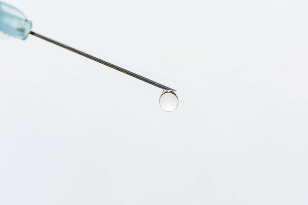 En la punta de la aguja médica hay una gota transparente
 - Foto, imagen