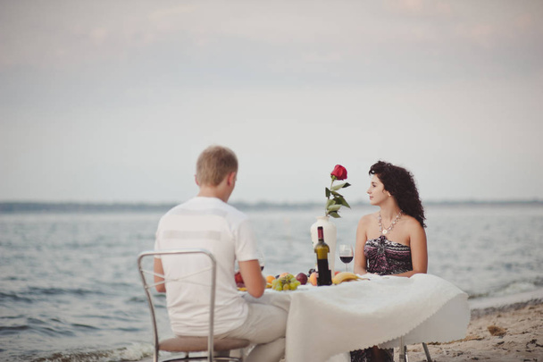 Casal apaixonado reuniu-se para jantar na água
 - Foto, Imagem