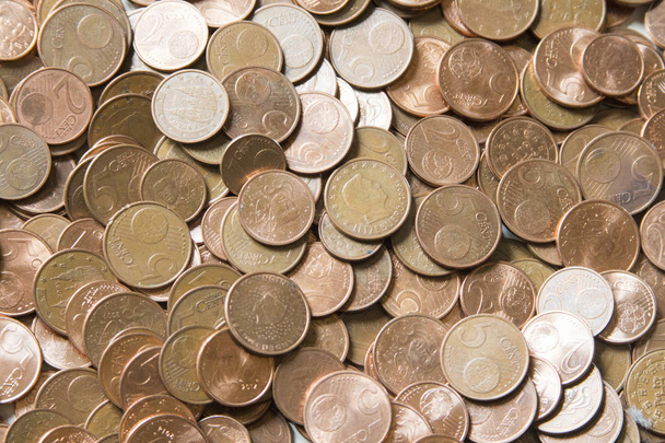 Крупный план изображения красных монет евро на белом фоне. Не изола
 - Фото, изображение