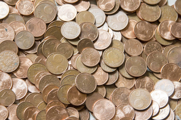Nahaufnahme von roten Euromünzen auf weißem Hintergrund. nicht isola - Foto, Bild
