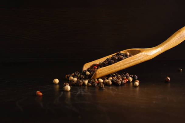 Pepper peas white black red in a wooden spoon - Fotoğraf, Görsel