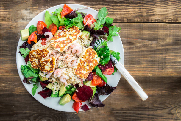 Kahverengi pirinç, Quinoa, karides, Hellim ve sebze sıcak salata - Fotoğraf, Görsel
