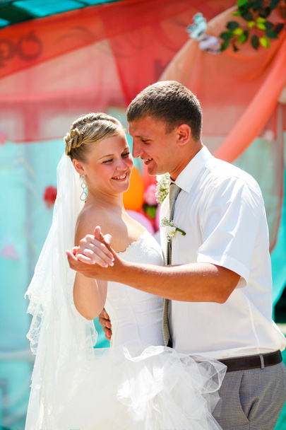 ζευγάρι νύφη και γαμπρός φιλάει νεόνυμφους την γαμήλια ημέρα χορού - Φωτογραφία, εικόνα