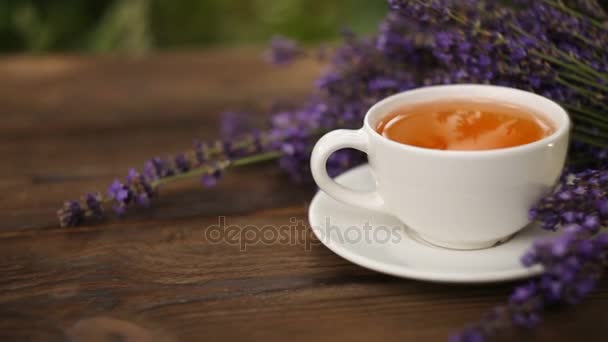 delicioso té verde en un hermoso tazón de vidrio en la mesa
 - Metraje, vídeo