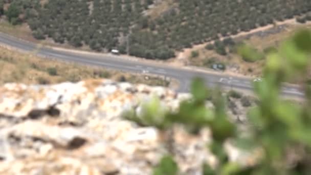 Dağın tepesinde çok altında yolda araçların görünümü  - Video, Çekim