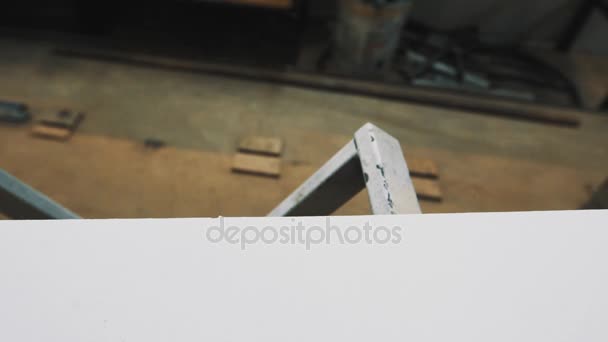 Trabajador de la madera usando cinta de regla para mesaure el tablón de madera en taller
 - Metraje, vídeo