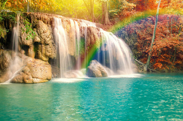 vodopád v hlubokém lese v národním parku erawan vodopád, - Fotografie, Obrázek