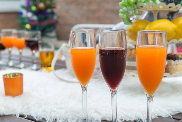 Gözlük şaraplar ve akşam parti için masada portakal suyu - Fotoğraf, Görsel