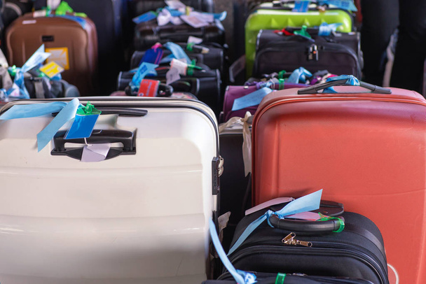 Bagagli costituiti da grandi valigie zaini e borsa da viaggio
 - Foto, immagini