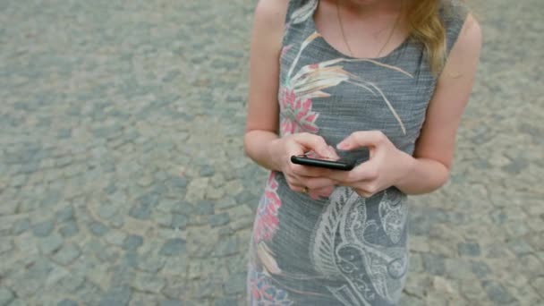 Mladá dáma s použitím mobilní telefon venku - Záběry, video