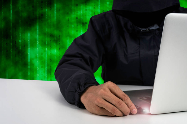 Los hackers roban datos
  - Foto, imagen