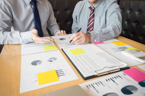 Два бизнесмена обсуждают планирование задач
  - Фото, изображение